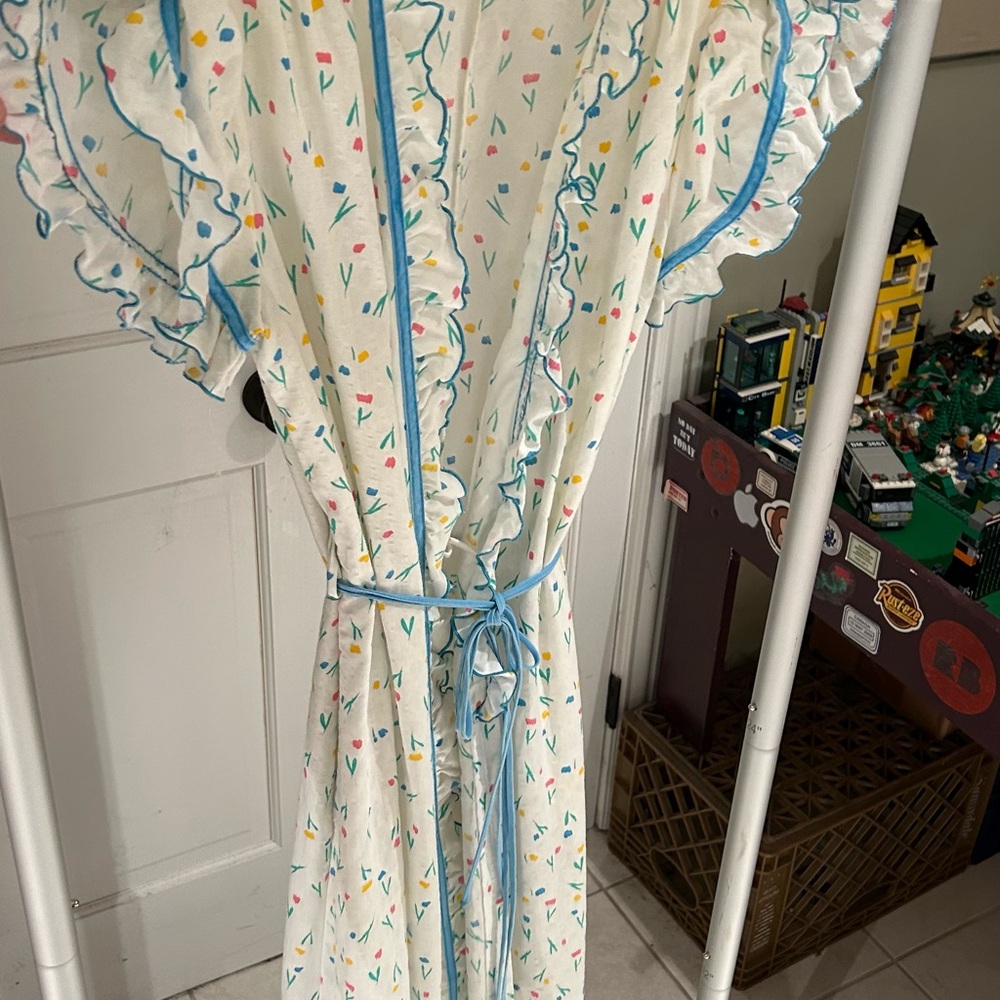 Vintage Colorful Miss Elaine Ruffled robe
